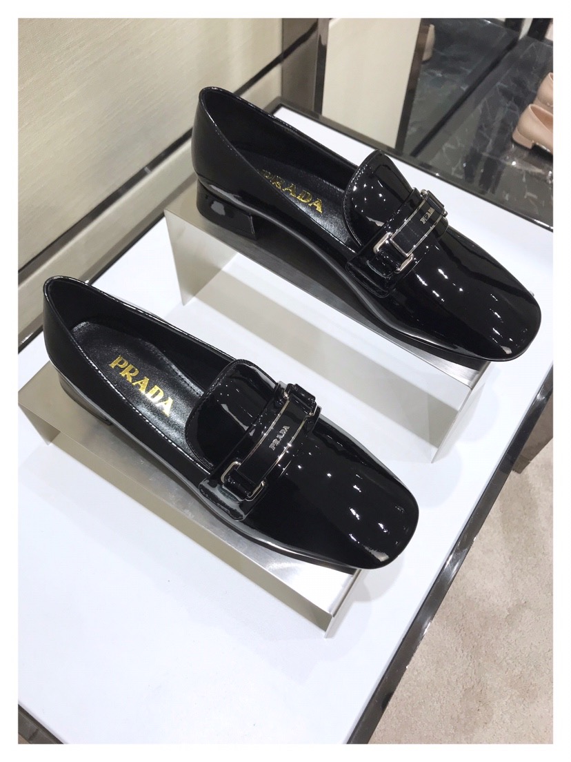 프라다 단화 봄신상